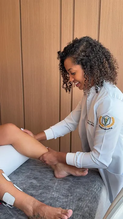 Fisioterapeuta avaliando o tornozelo de uma paciente