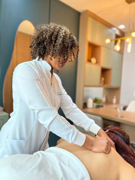 Massagem nas costas com luz quente
